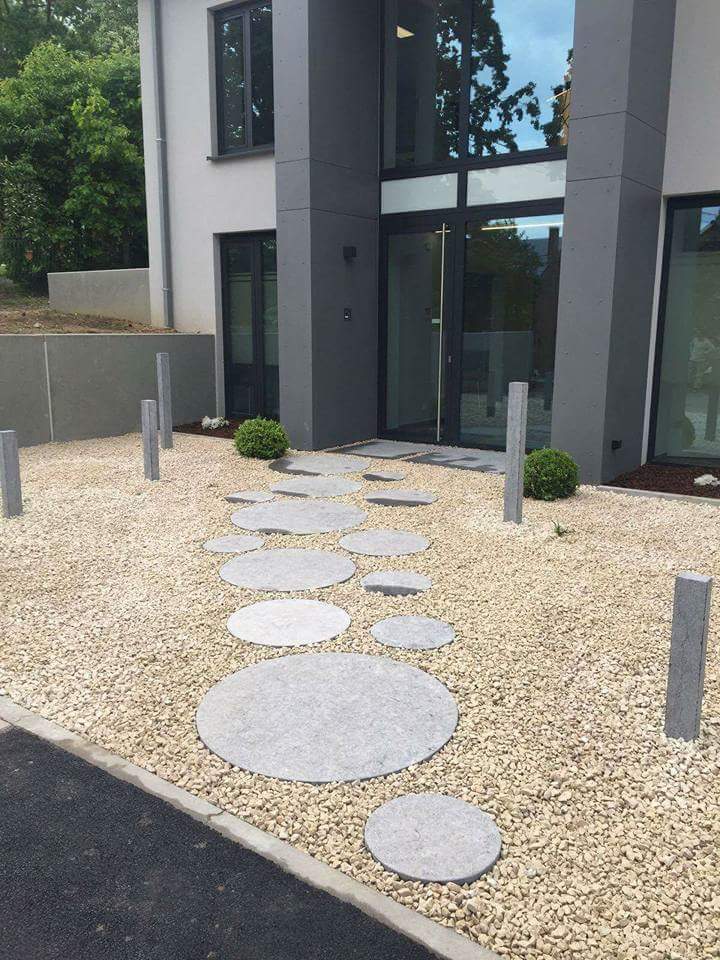 Allée paysagère en pierre bleue.